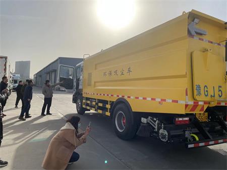 吸掃車(chē)3